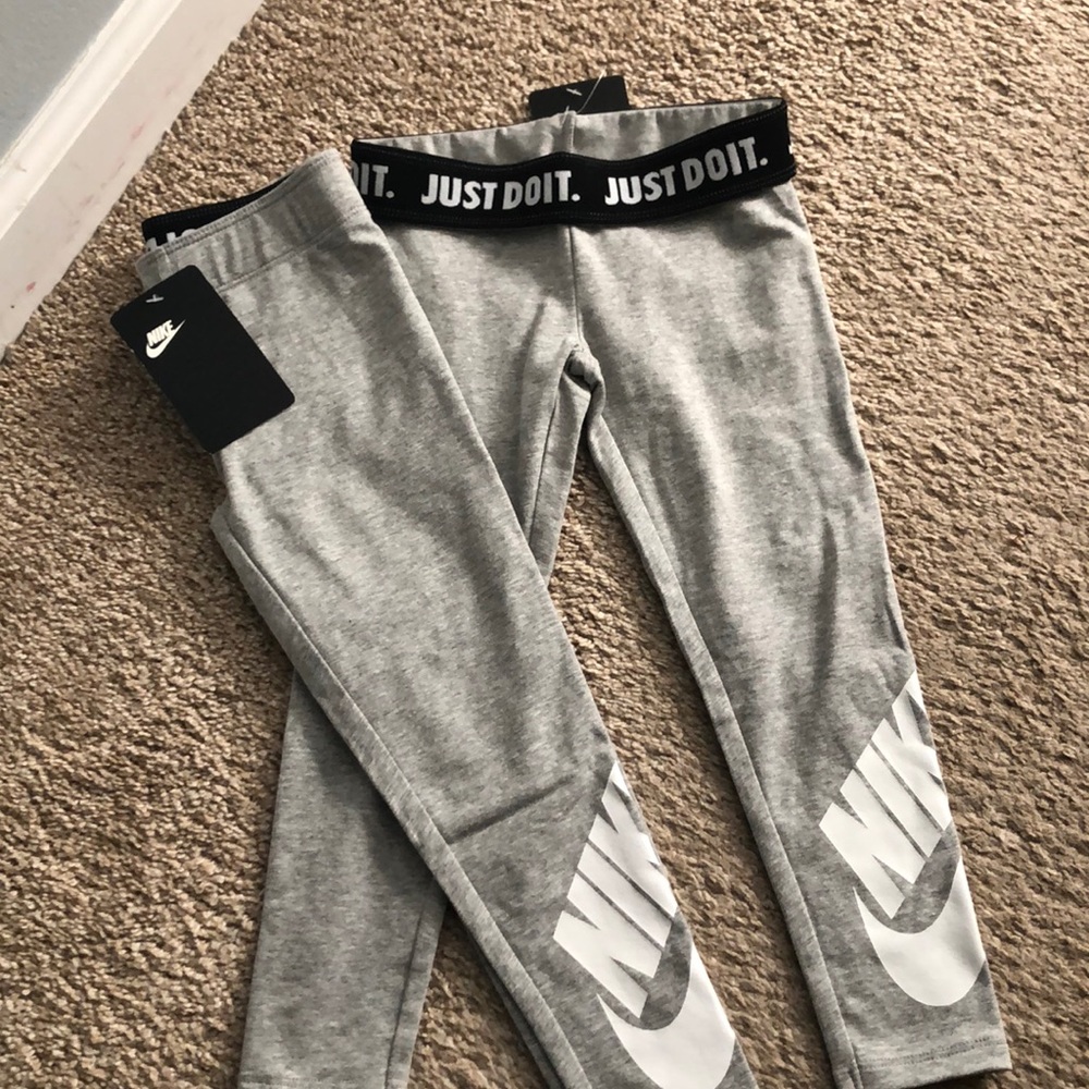 Girls size 5 NIKE leggings - New!